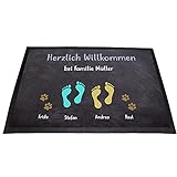 Tierisch-tolle Geschenke Personalisierte Fussmatte „Herzlich Willkommen“ mit bis zu 7 Wunschnamen für Familie, Kind(er) und Hund(e) mit Fuß- und Pfotenabdrücken (Paar mit 2 Haustieren)