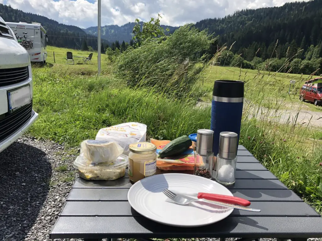 Frühstück mit Alpenpanorama auf dem Wohnmobilstellplatz in Balderschwang
