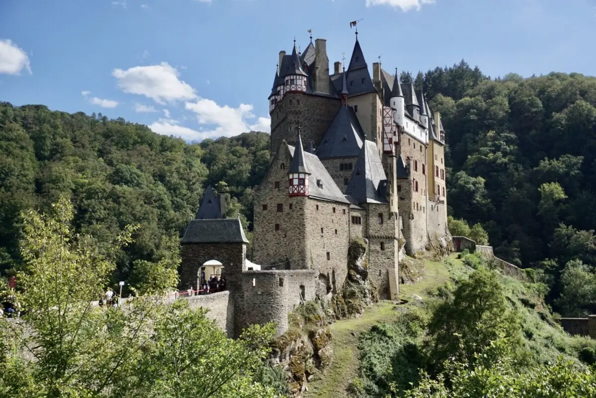 Die schöne Burg Eltz liegt ganz in der Nähe der Stadt Cochem in Rheinland-Pfalz