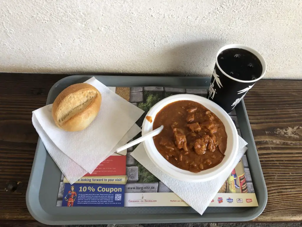 Gulasch auf der Burg Eltz als Stärkung beim Wandern