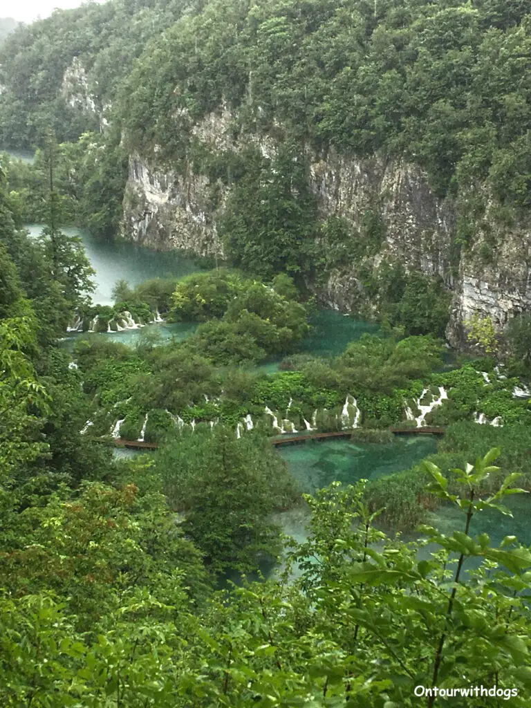 Die wunderschönen Wasserfallkaskaden im Nationalpark Plitvicer Seen