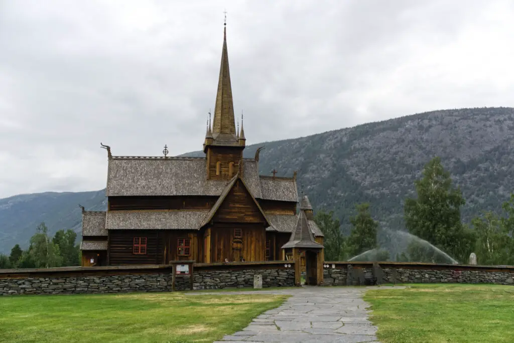 Stabkirche Lom auf unserer Norwegen Wohnmobil Route 3 Wochen