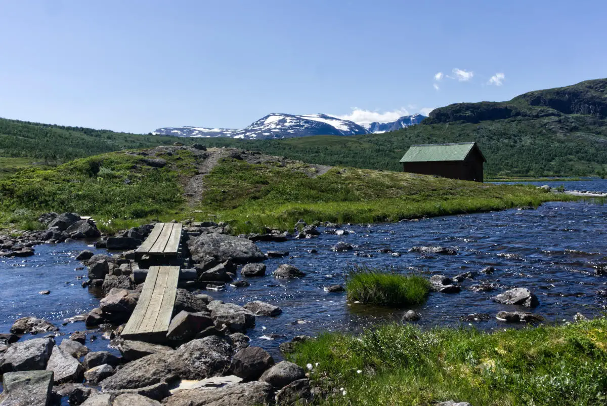 Mit dem Wohnmobil durch Norwegen: Pause auf einer Wanderung in Jotunheimen 