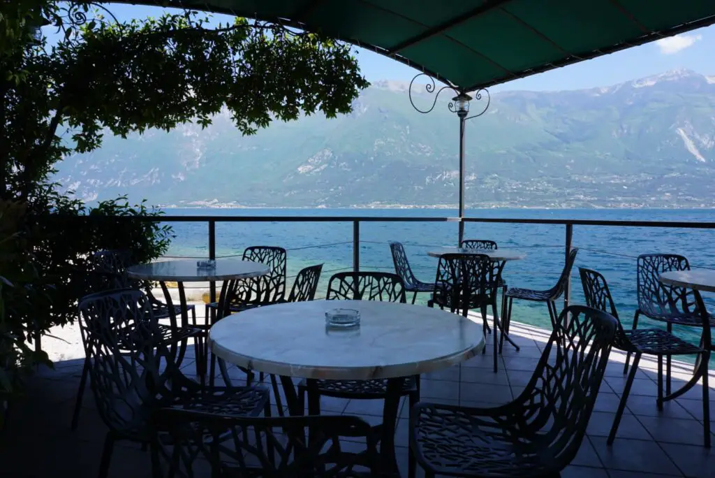 Terrasse auf dem Gardasee Camping Nanzel direkt am See