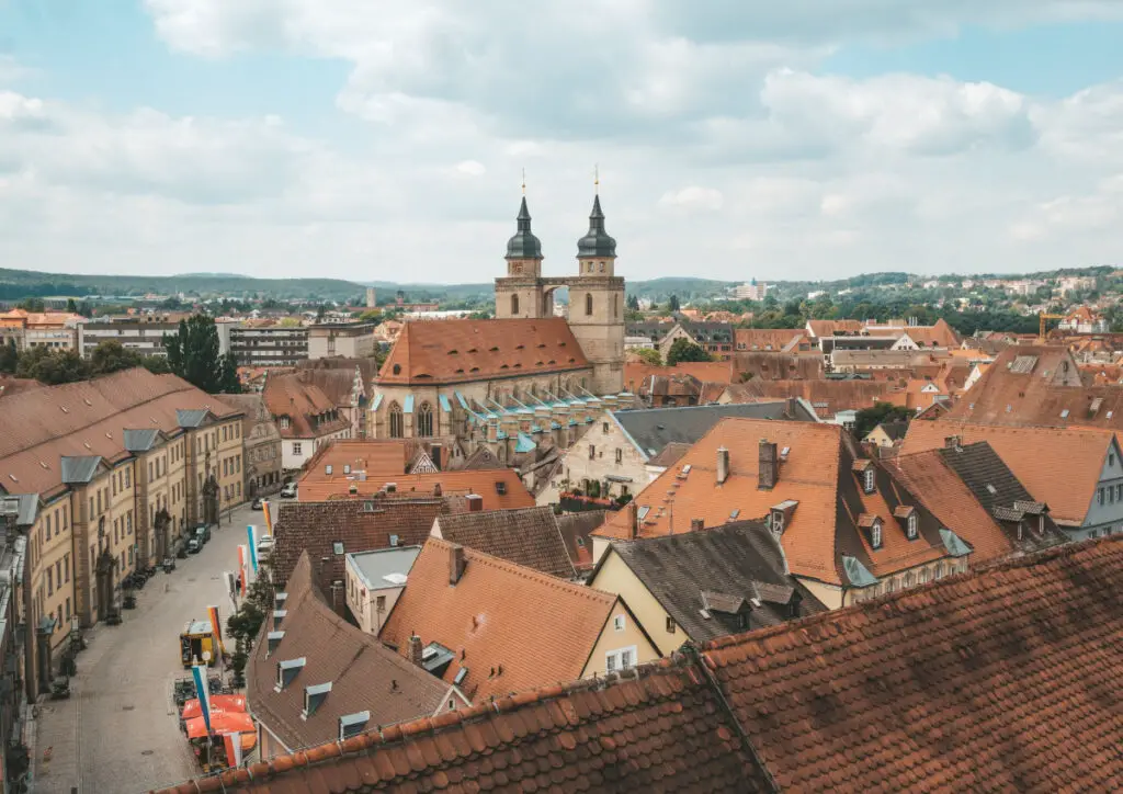 Blick über die Dächer der schönen Stadt Bayreuth in Bayern