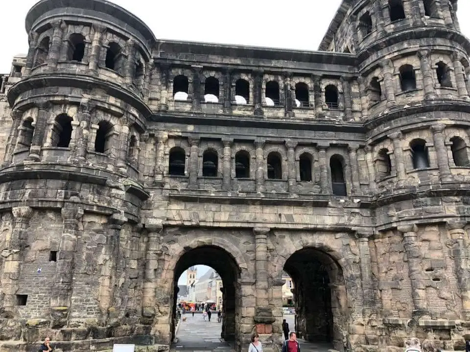 Das Porta Nigra in der sehenswerten Stadt Trier in Rheinland-Pfalz