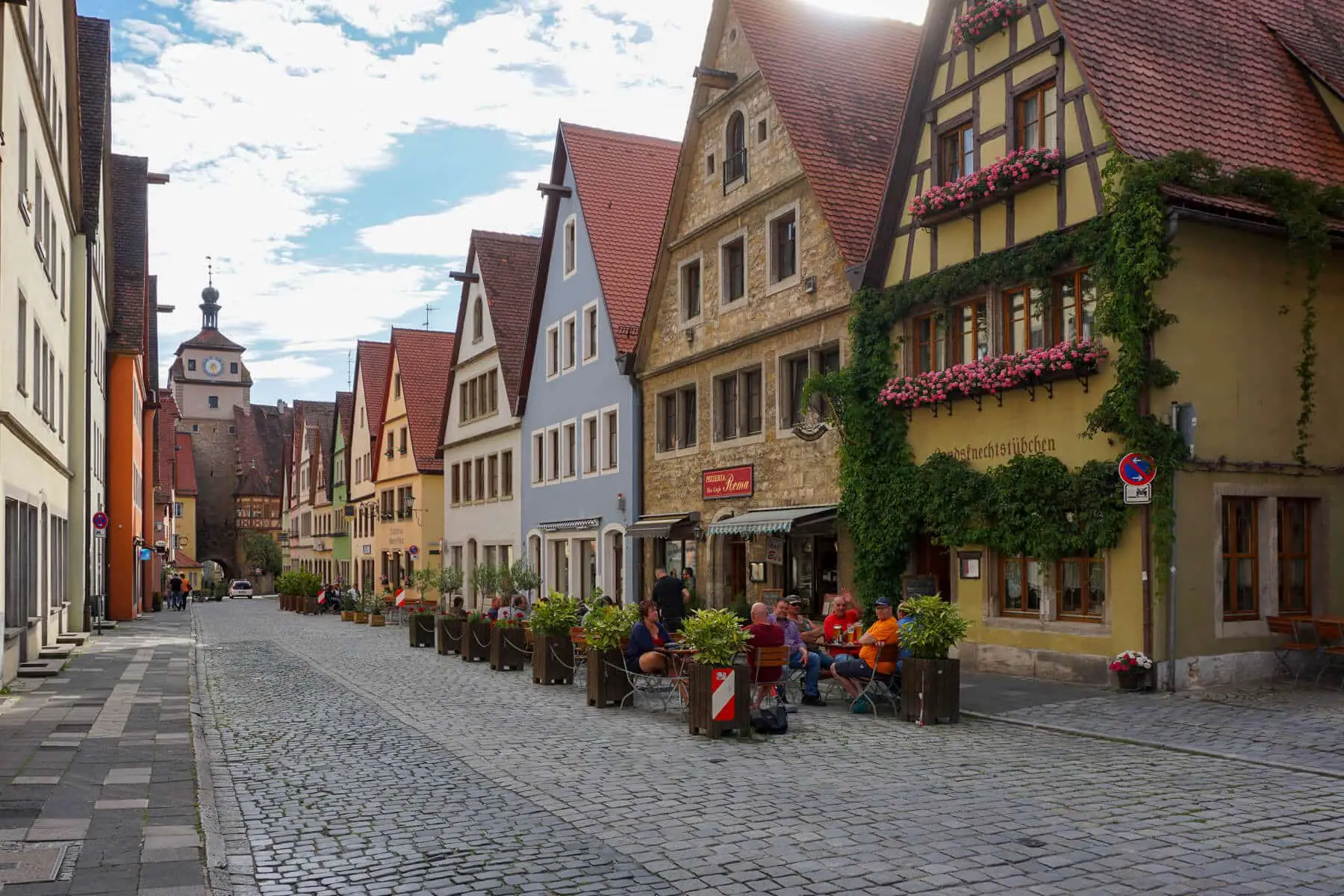 Kopfsteinpflastergassen in der Altstadt von Rothenburg ob der Tauber