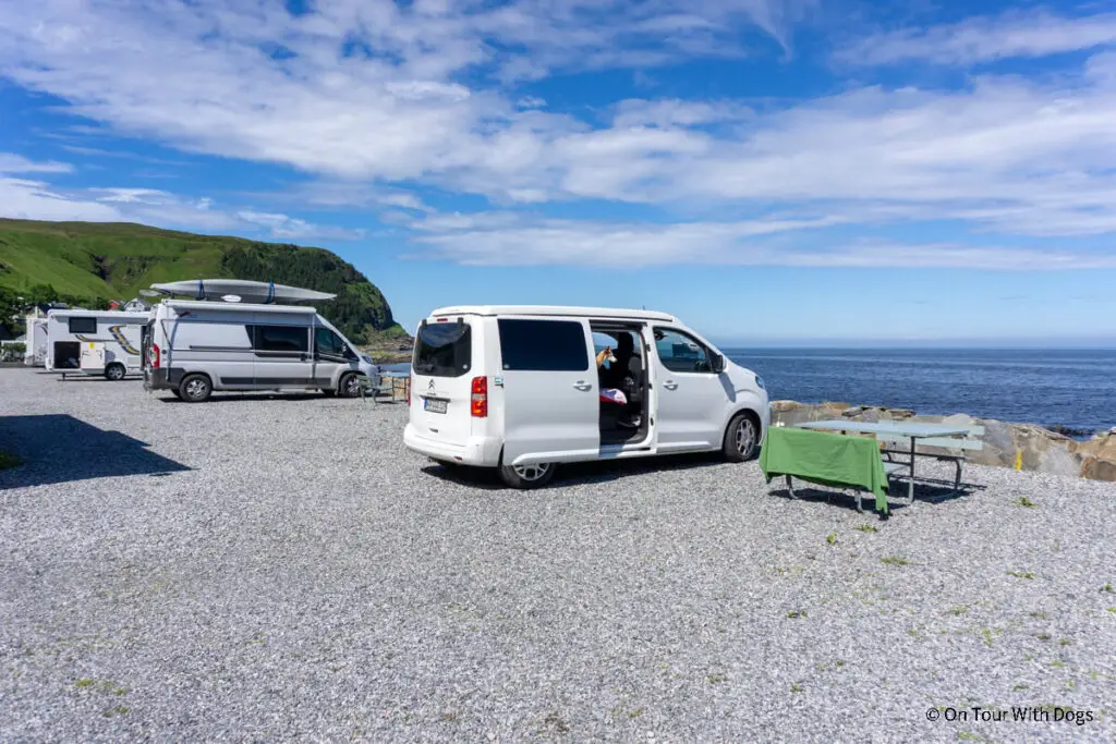 Camping auf der Vogelinsel Rund im Fjordland Norwegen