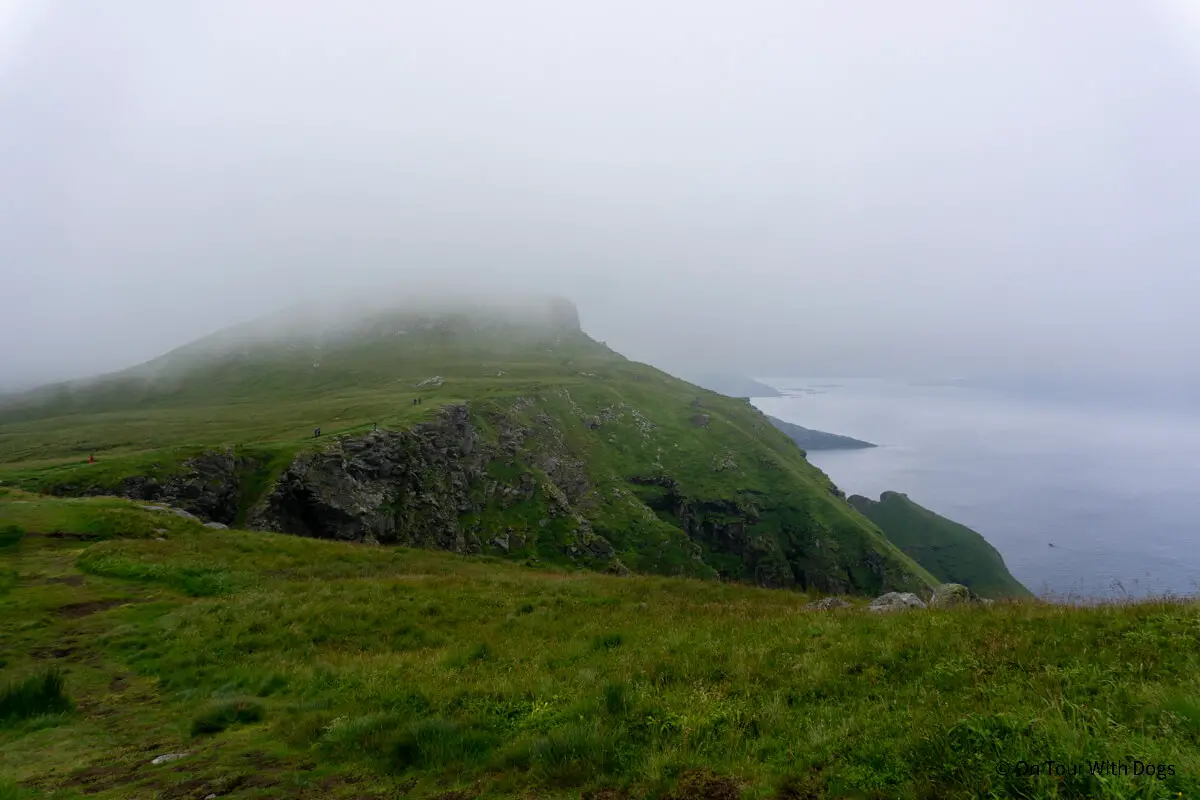 Steile grüne Abhänge auf der Vogelinsel Runde in Norwegen