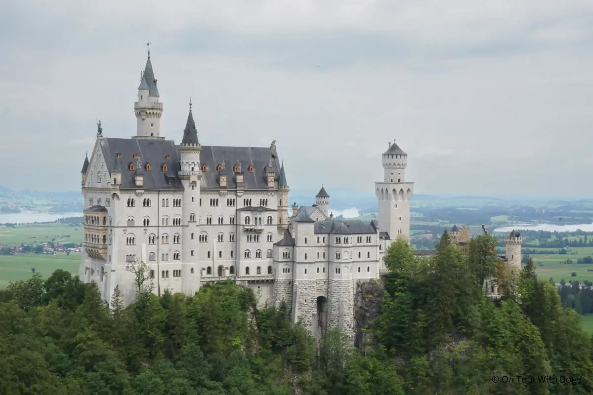 Das Schloss Neuschwanstein liegt an der romantischen Straße, die an den schönsten Städten Bayerns entlang führt.