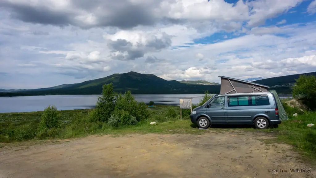 Übernachtungsplatz am See auf meinem Roadtrip durch Norwegen 2 Wochen
