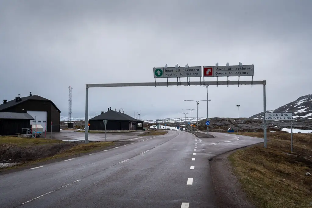 Grenze Schweden Norwegen Höhe Narvik mit Hund