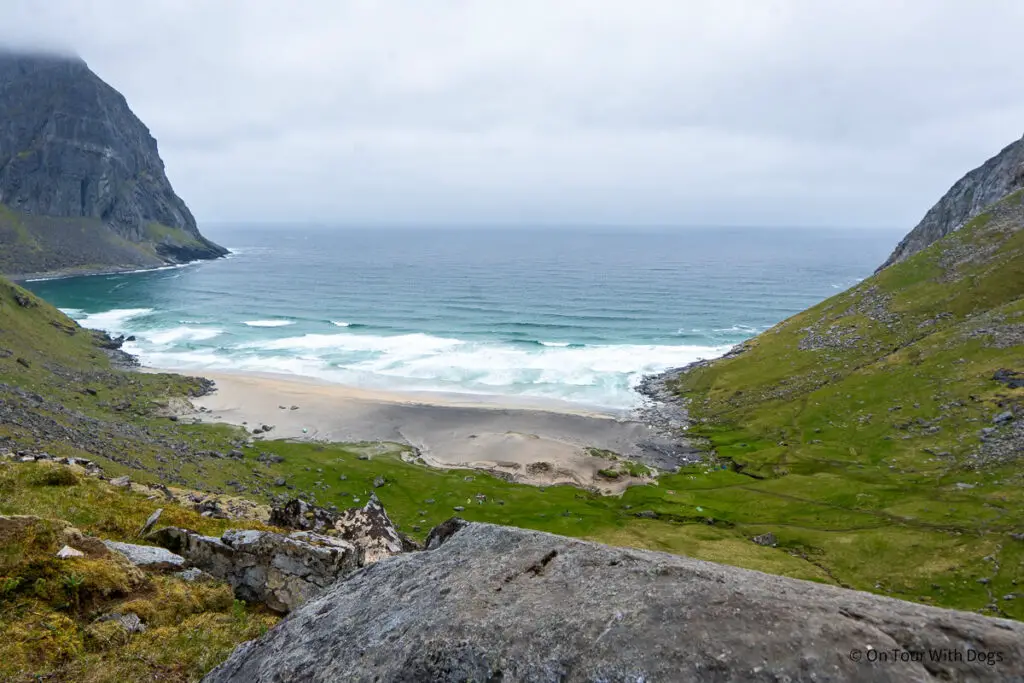 Kvalvika Beach: auf den Lofoten ein einsamer Strand