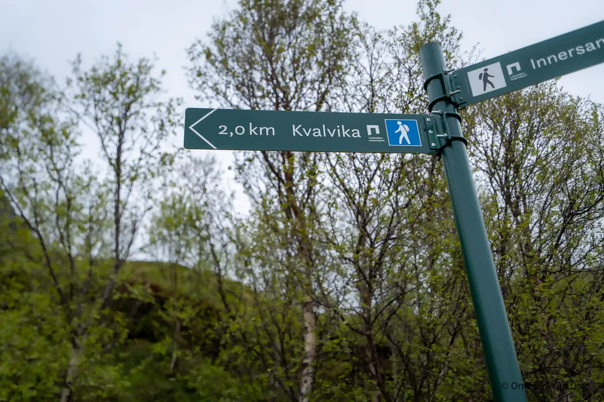 Markierter Wanderweg zum Kvalvika Beach