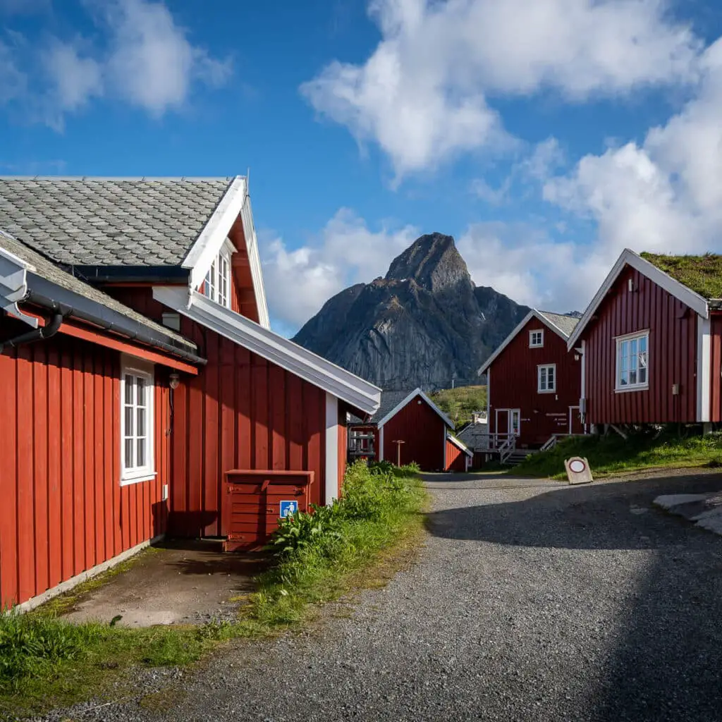 Rote Fischerhütte (Rorbuer) in Reine in Norwegen