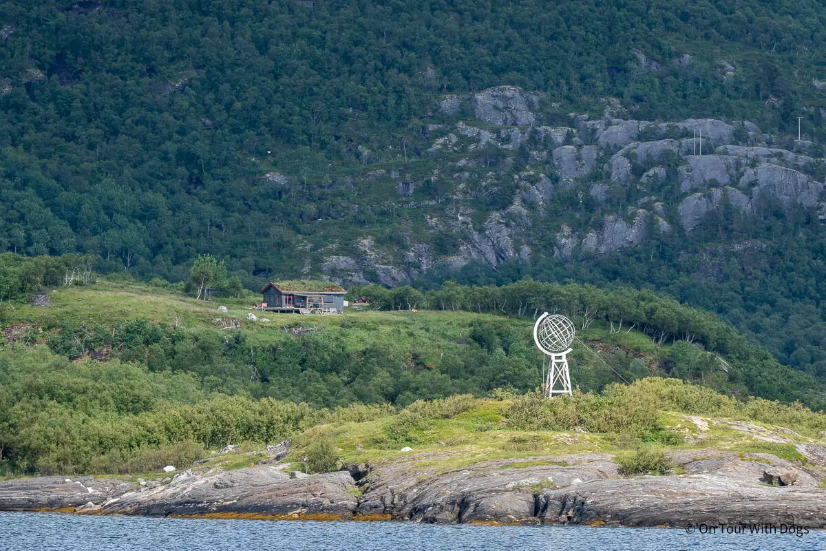 Überquerung des Polarkreises auf der Fähre auf der Küstenstraße in Norwegen