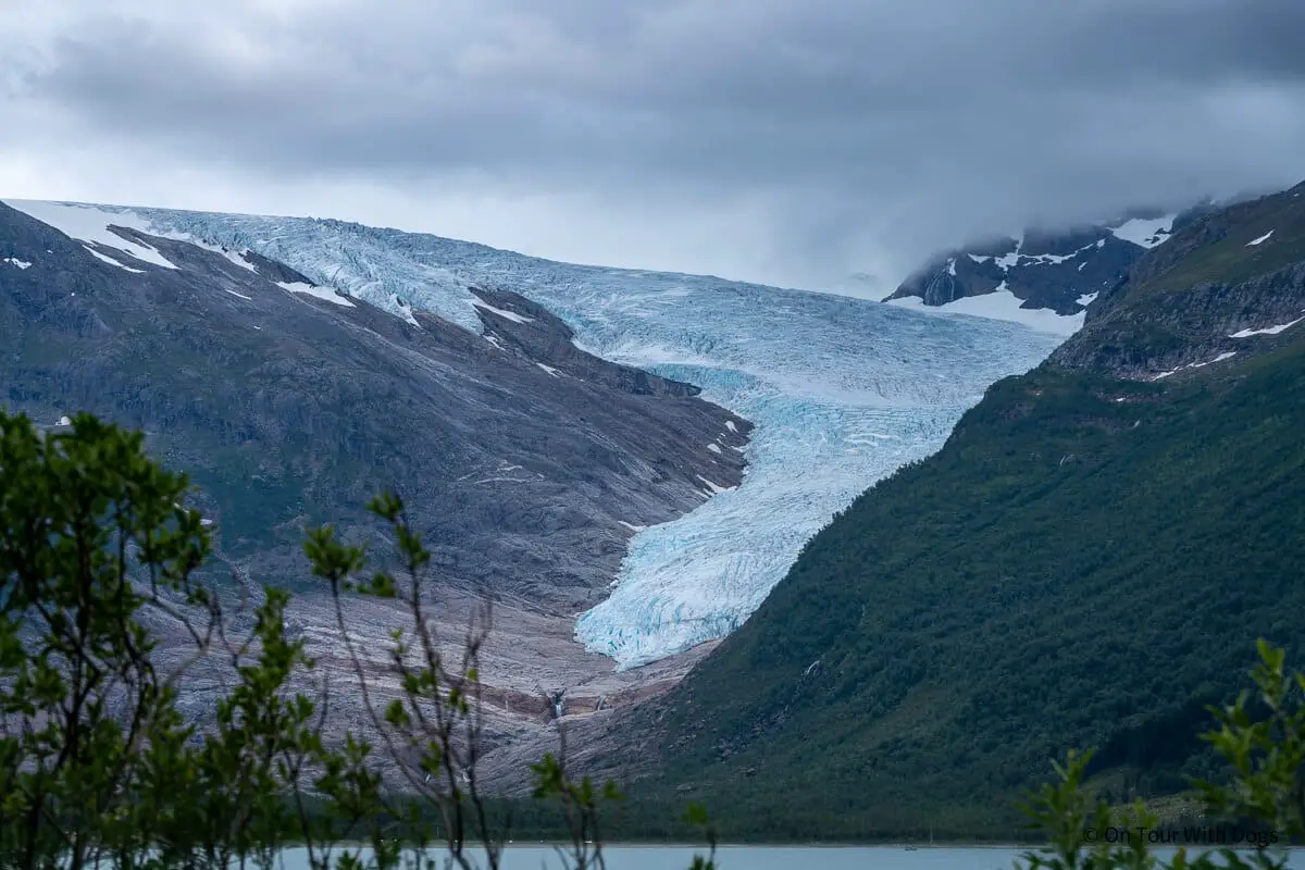 Blick auf den Svartisen Gletscher auf der Küstenstraße in Norwegen