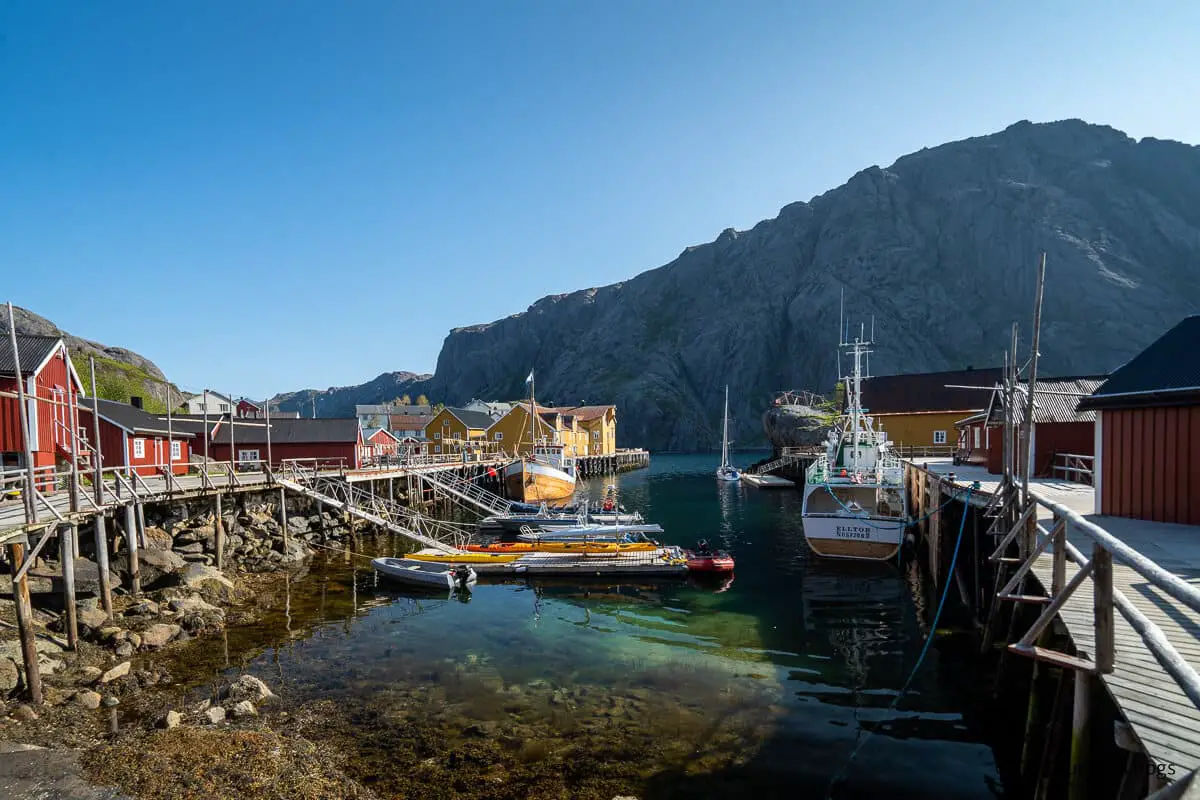 Hafen mit Nusfjord Arctic Resort