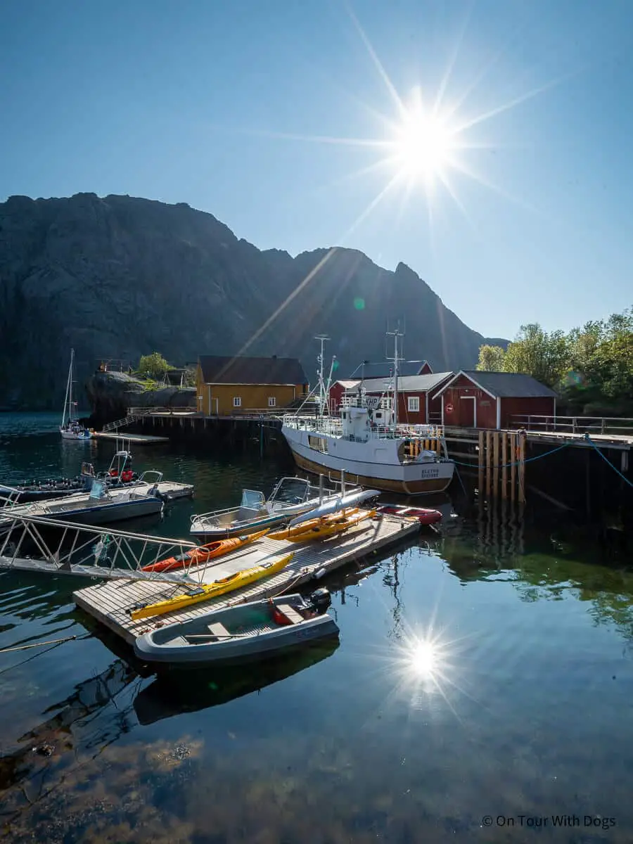 Menschenleerer Hafen von Nusfjord