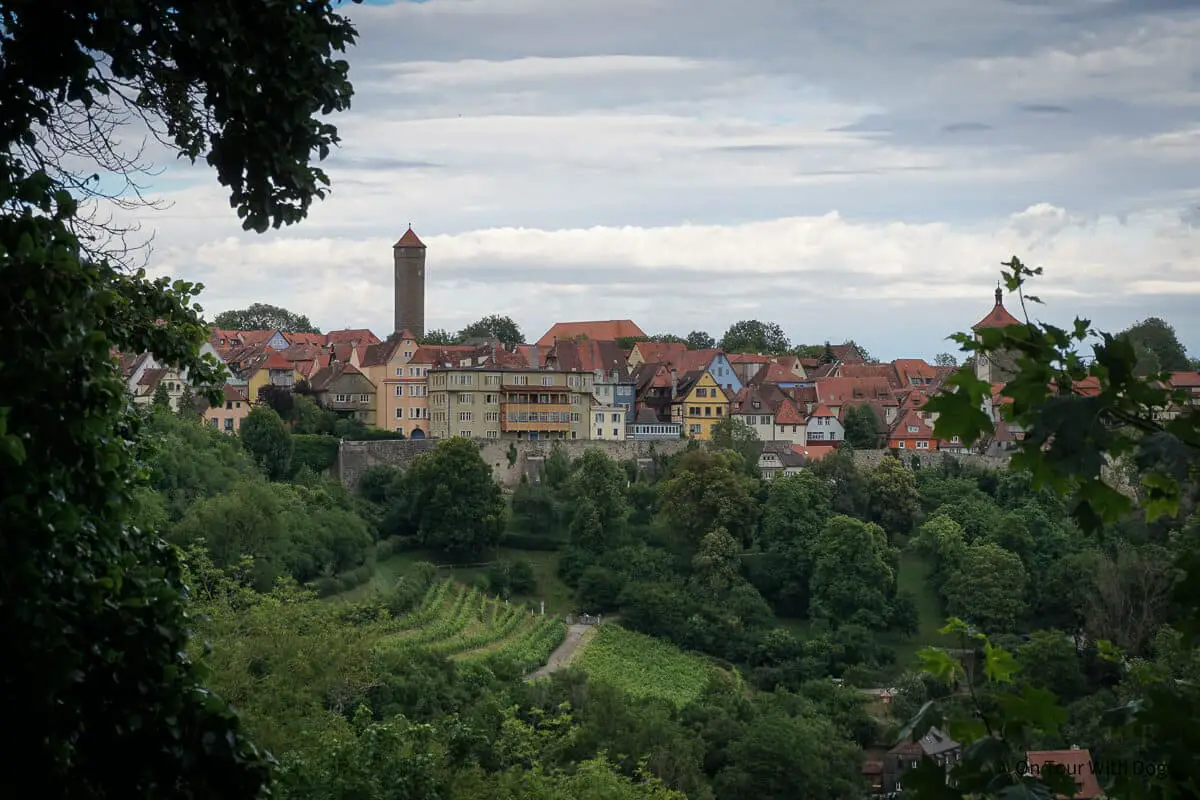 Blick auf Rothenburg ob der Tauber beim Wandern
