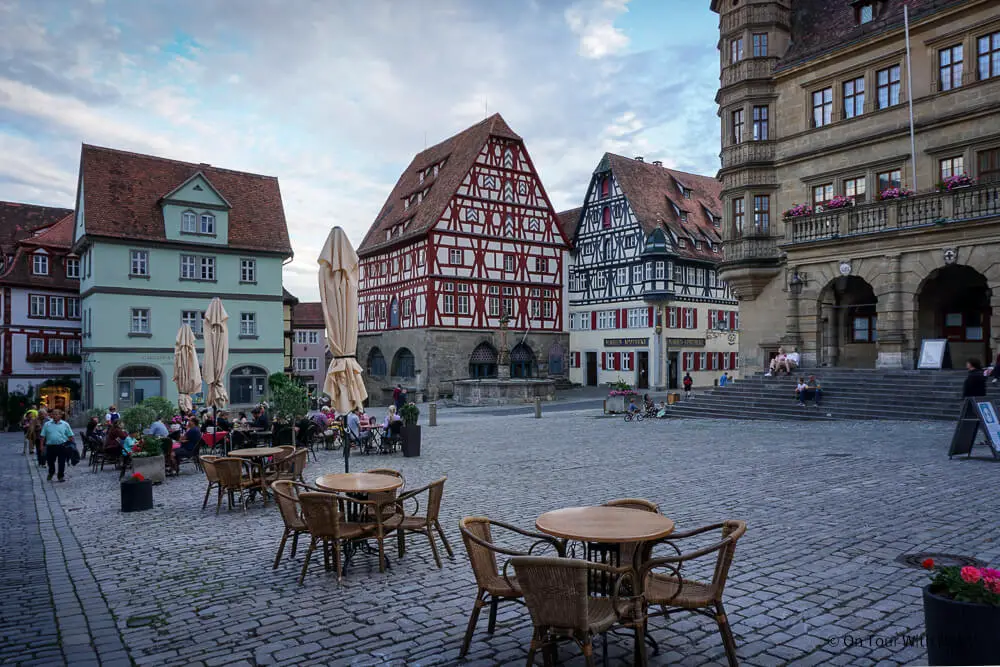 Rothenburg ob der Tauber Sehenswürdigkeiten: Rathausplatz mit Rathaus und Turm