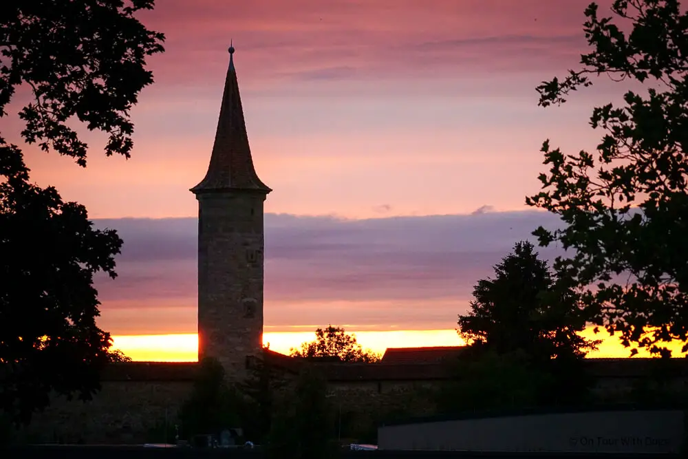 Der Sonnenuntergang vom Parkplatz P2  mit Blick auf einen Turm von Rothenburg ob der Tauber