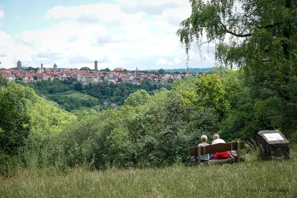 Blick auf Rothenburg ob der Tauber beim Wandern
