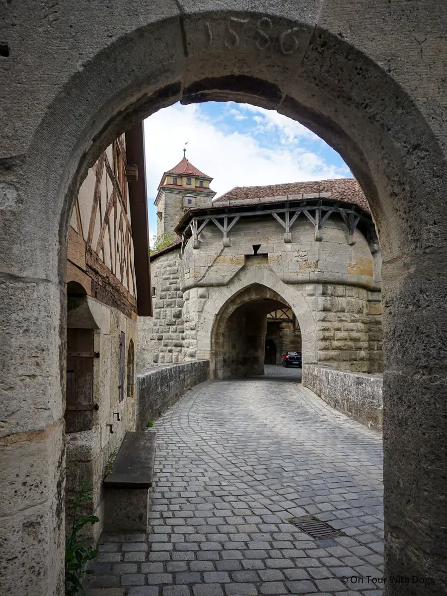 Stadtmauer mit Spitaltor führt in die Altstadt von Rothenburg ob der Tauber